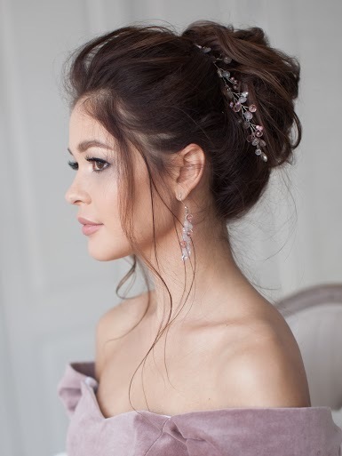 Высокие / Собранные, С аксессуарами / Цветами / Фатой, Пучок, Локоны / Локоны на один бок от Nadya Nezhinka Beauty Studio 3
