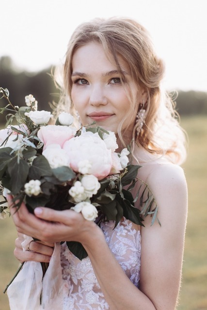 С аксессуарами / Цветами / Фатой, Распущенные, С плетением, Волны, Локоны / Локоны на один бок от Nadya Nezhinka Beauty Studio 2