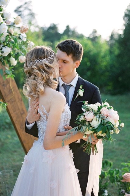 С аксессуарами / Цветами / Фатой, Распущенные, С плетением, Волны, Локоны / Локоны на один бок от Nadya Nezhinka Beauty Studio 3