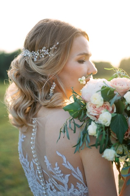 С аксессуарами / Цветами / Фатой, Распущенные, С плетением, Волны, Локоны / Локоны на один бок от Nadya Nezhinka Beauty Studio 4