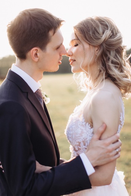 С аксессуарами / Цветами / Фатой, Распущенные, С плетением, Волны, Локоны / Локоны на один бок от Nadya Nezhinka Beauty Studio 5