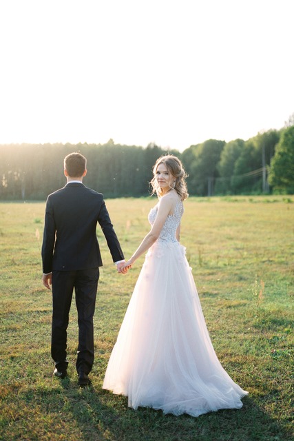 С аксессуарами / Цветами / Фатой, Распущенные, С плетением, Волны, Локоны / Локоны на один бок от Nadya Nezhinka Beauty Studio 6