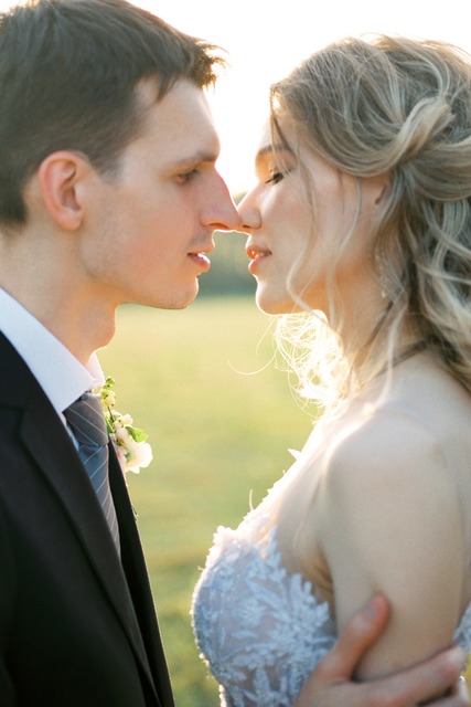 С аксессуарами / Цветами / Фатой, Распущенные, С плетением, Волны, Локоны / Локоны на один бок от Nadya Nezhinka Beauty Studio 7