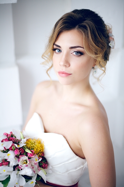 Высокие / Собранные, Локоны / Локоны на один бок, Пучок от Nadya Nezhinka Beauty Studio 1