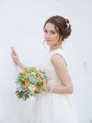 Высокие / Собранные, Локоны / Локоны на один бок, Пучок, С аксессуарами / Цветами / Фатой от Nadya Nezhinka Beauty Studio 1