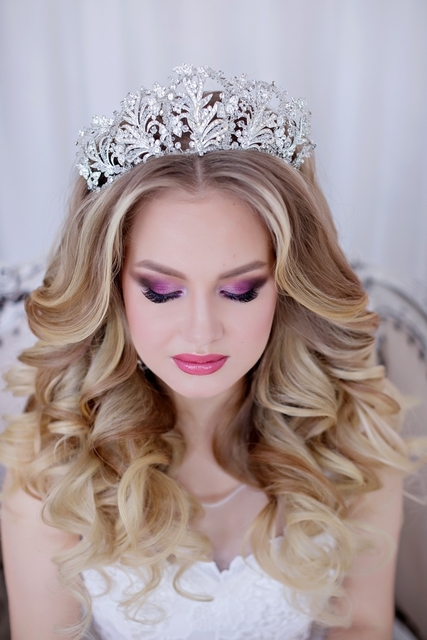 С аксессуарами / Цветами / Фатой, Распущенные, Локоны / Локоны на один бок от Свадебный стилист-визажист Арменуи Шатверян 2