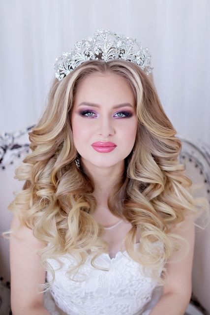 С аксессуарами / Цветами / Фатой, Распущенные, Локоны / Локоны на один бок от Свадебный стилист-визажист Арменуи Шатверян 3