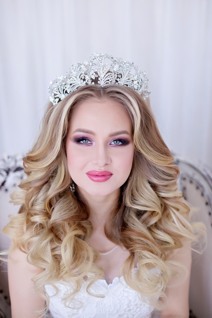 С аксессуарами / Цветами / Фатой, Распущенные, Локоны / Локоны на один бок от Свадебный стилист-визажист Арменуи Шатверян 4