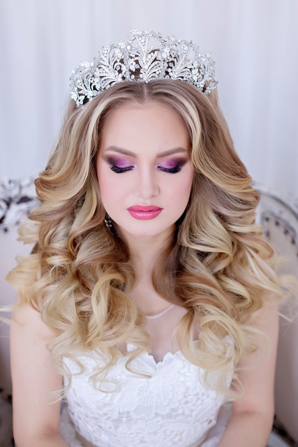 С аксессуарами / Цветами / Фатой, Распущенные, Локоны / Локоны на один бок от Свадебный стилист-визажист Арменуи Шатверян 5