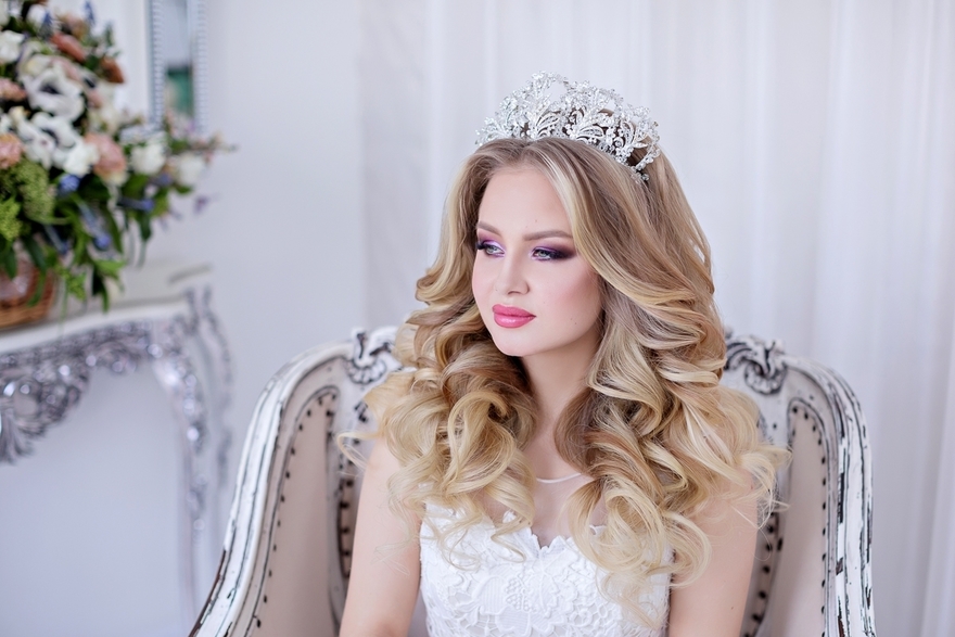 С аксессуарами / Цветами / Фатой, Распущенные, Локоны / Локоны на один бок от Свадебный стилист-визажист Арменуи Шатверян 6