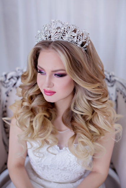 С аксессуарами / Цветами / Фатой, Распущенные, Локоны / Локоны на один бок от Свадебный стилист-визажист Арменуи Шатверян 7