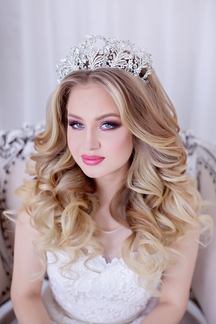 С аксессуарами / Цветами / Фатой, Распущенные, Локоны / Локоны на один бок от Свадебный стилист-визажист Арменуи Шатверян 8