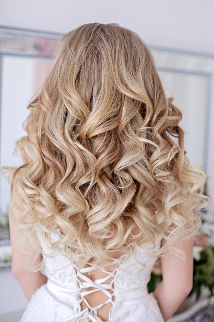 С аксессуарами / Цветами / Фатой, Распущенные, Локоны / Локоны на один бок от Свадебный стилист-визажист Арменуи Шатверян 9