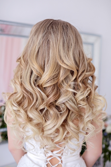 С аксессуарами / Цветами / Фатой, Распущенные, Локоны / Локоны на один бок от Свадебный стилист-визажист Арменуи Шатверян 10