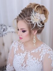 Высокие / Собранные, С аксессуарами / Цветами / Фатой, С плетением от Свадебный стилист-визажист Арменуи Шатверян 1