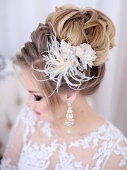 Высокие / Собранные, С аксессуарами / Цветами / Фатой, С плетением от Свадебный стилист-визажист Арменуи Шатверян 2
