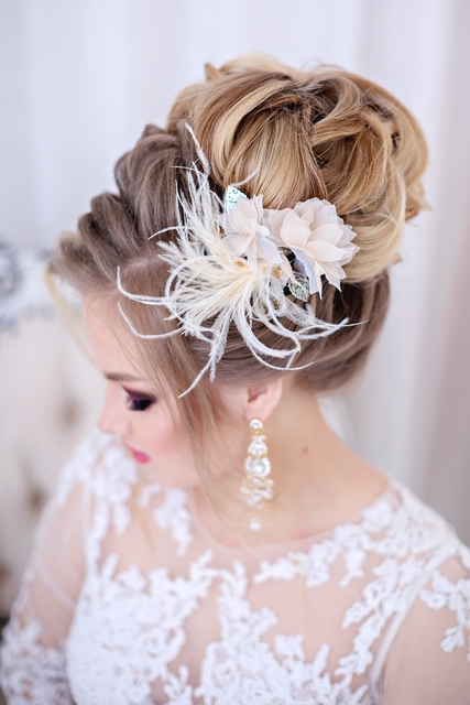 Высокие / Собранные, С аксессуарами / Цветами / Фатой, С плетением от Свадебный стилист-визажист Арменуи Шатверян 2