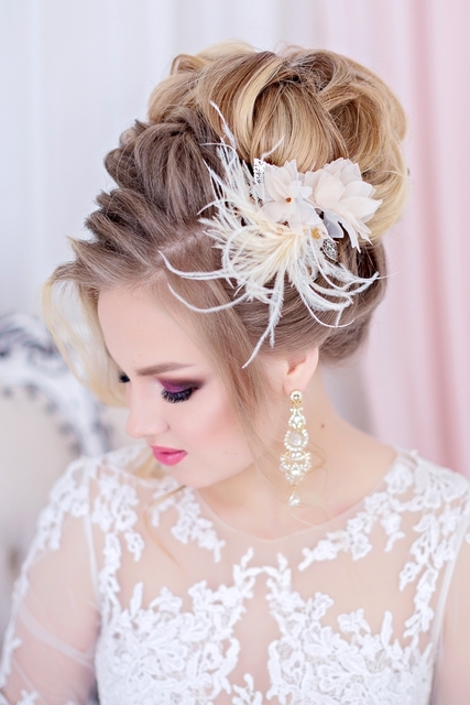 Высокие / Собранные, С аксессуарами / Цветами / Фатой, С плетением от Свадебный стилист-визажист Арменуи Шатверян 3