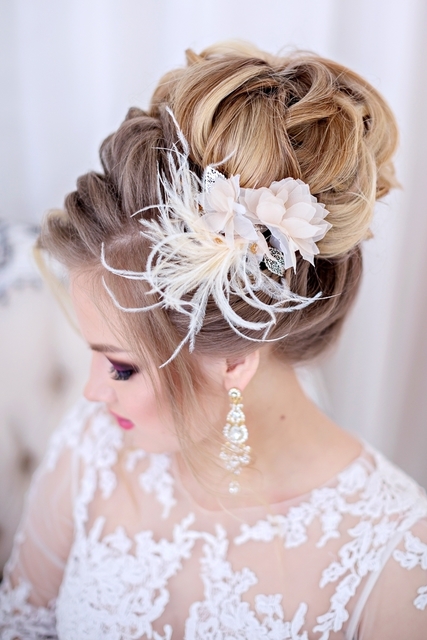 Высокие / Собранные, С аксессуарами / Цветами / Фатой, С плетением от Свадебный стилист-визажист Арменуи Шатверян 4