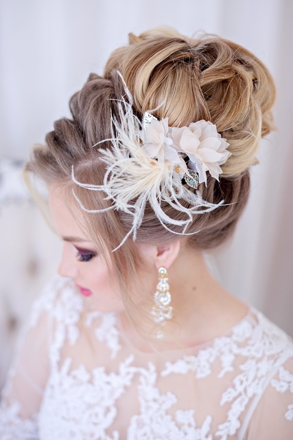 Высокие / Собранные, С аксессуарами / Цветами / Фатой, С плетением от Свадебный стилист-визажист Арменуи Шатверян 5