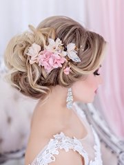 Высокие / Собранные, С аксессуарами / Цветами / Фатой, С плетением от Свадебный стилист-визажист Арменуи Шатверян 1