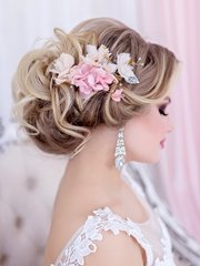 Высокие / Собранные, С аксессуарами / Цветами / Фатой, С плетением от Свадебный стилист-визажист Арменуи Шатверян 2