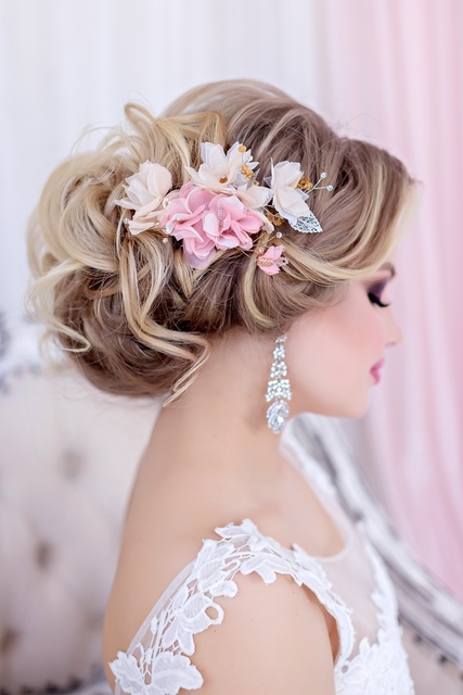 Высокие / Собранные, С аксессуарами / Цветами / Фатой, С плетением от Свадебный стилист-визажист Арменуи Шатверян 2