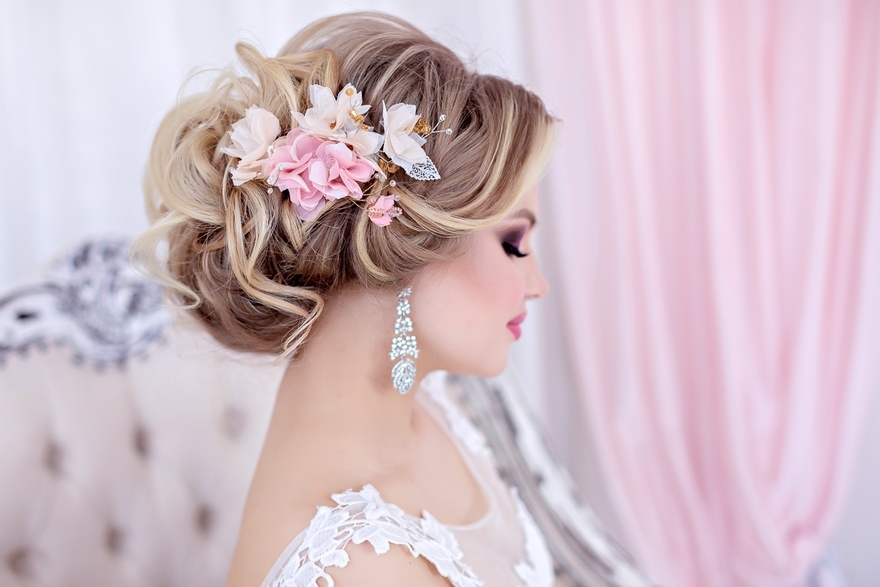 Высокие / Собранные, С аксессуарами / Цветами / Фатой, С плетением от Свадебный стилист-визажист Арменуи Шатверян 3