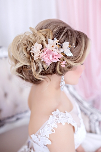 Высокие / Собранные, С аксессуарами / Цветами / Фатой, С плетением от Свадебный стилист-визажист Арменуи Шатверян 4