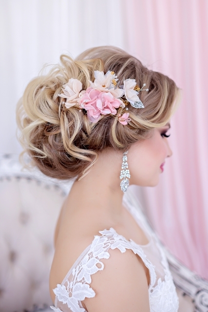 Высокие / Собранные, С аксессуарами / Цветами / Фатой, С плетением от Свадебный стилист-визажист Арменуи Шатверян 5