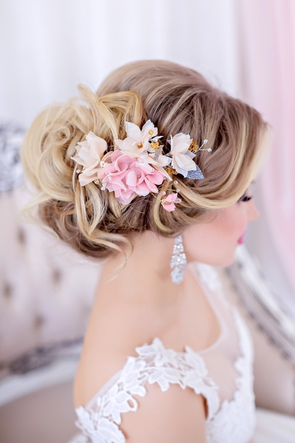 Высокие / Собранные, С аксессуарами / Цветами / Фатой, С плетением от Свадебный стилист-визажист Арменуи Шатверян 6