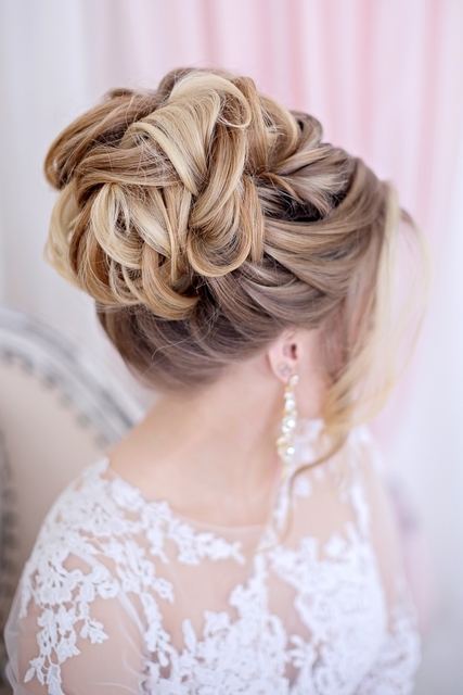 Высокие / Собранные, С аксессуарами / Цветами / Фатой, С плетением от Свадебный стилист-визажист Арменуи Шатверян 6