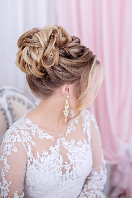 Высокие / Собранные, С аксессуарами / Цветами / Фатой, С плетением от Свадебный стилист-визажист Арменуи Шатверян 7