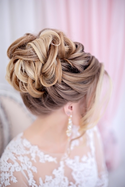 Высокие / Собранные, С аксессуарами / Цветами / Фатой, С плетением от Свадебный стилист-визажист Арменуи Шатверян 8