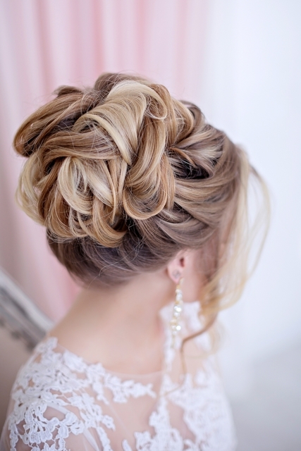 Высокие / Собранные, С аксессуарами / Цветами / Фатой, С плетением от Свадебный стилист-визажист Арменуи Шатверян 9