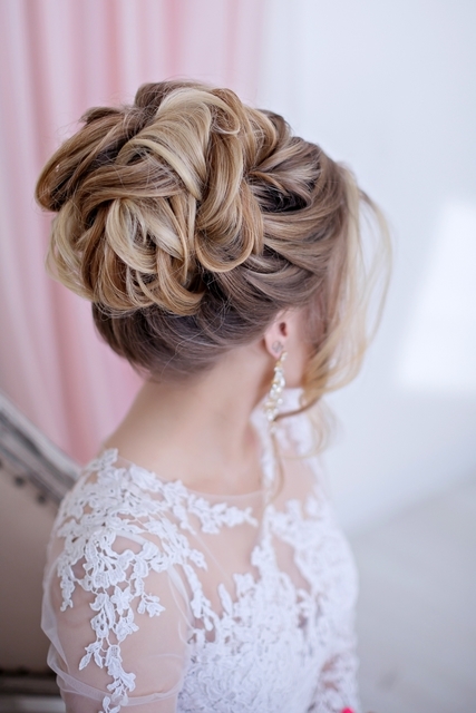 Высокие / Собранные, С аксессуарами / Цветами / Фатой, С плетением от Свадебный стилист-визажист Арменуи Шатверян 10