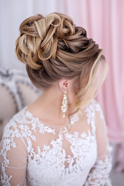 Высокие / Собранные, С аксессуарами / Цветами / Фатой, С плетением от Свадебный стилист-визажист Арменуи Шатверян 11