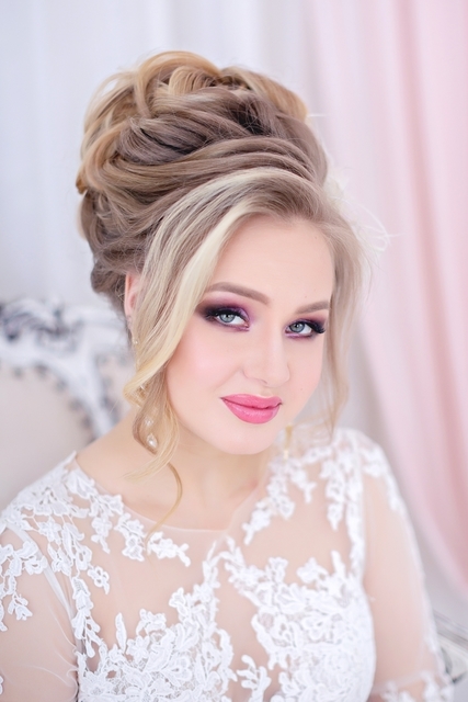 Высокие / Собранные, С аксессуарами / Цветами / Фатой, С плетением от Свадебный стилист-визажист Арменуи Шатверян 12