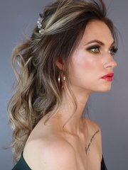 Высокие / Собранные, Локоны / Локоны на один бок, С аксессуарами / Цветами / Фатой от MakeUp and hairstyle by Saney 2