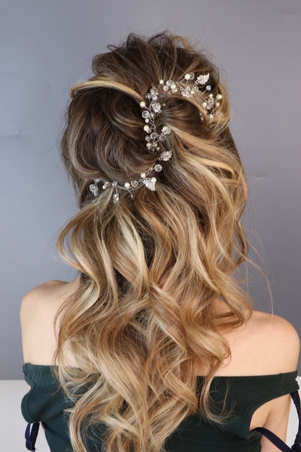 Высокие / Собранные, С аксессуарами / Цветами / Фатой, Локоны / Локоны на один бок от MakeUp and hairstyle by Saney 3