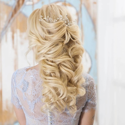 Высокие / Собранные, С аксессуарами / Цветами / Фатой, Распущенные, Пучок, С плетением, Коса / Коса-пучок, Волны от Свадебный стилист Олеся Чорная 2