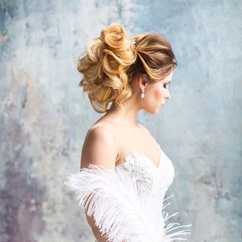 Высокие / Собранные, С аксессуарами / Цветами / Фатой, Распущенные, Пучок, С плетением, Коса / Коса-пучок, Волны от Свадебный стилист Олеся Чорная 3