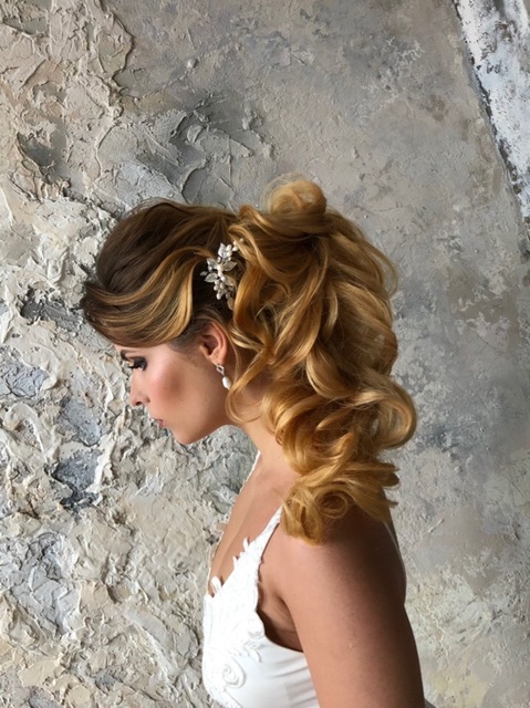 Высокие / Собранные, С аксессуарами / Цветами / Фатой, Распущенные, Пучок, С плетением, Коса / Коса-пучок, Волны от Свадебный стилист Олеся Чорная 6