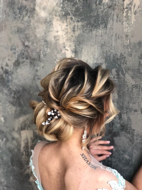 Высокие / Собранные, С аксессуарами / Цветами / Фатой, Распущенные, Пучок, С плетением, Коса / Коса-пучок, Волны от Свадебный стилист Олеся Чорная 7