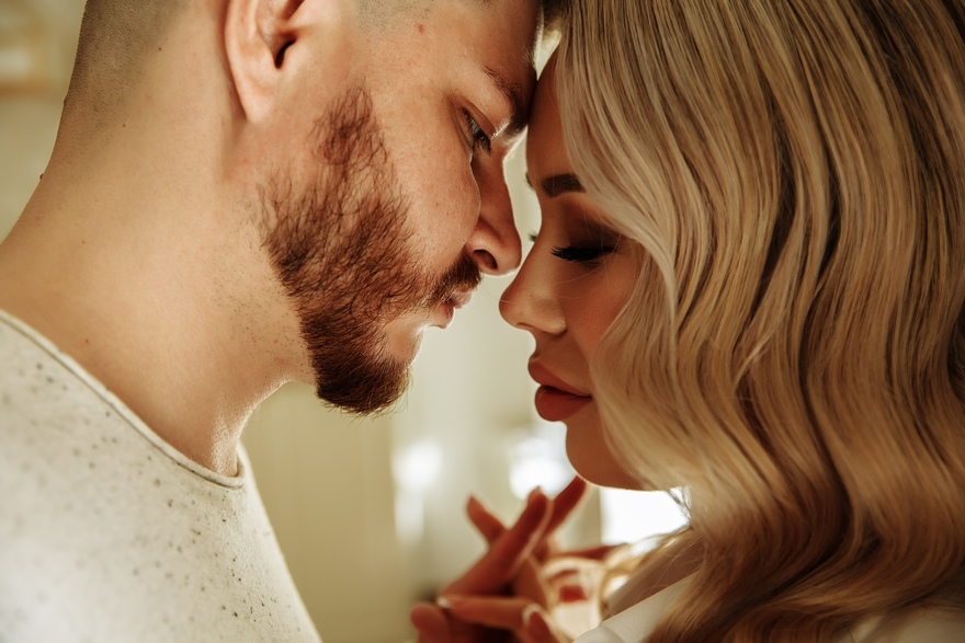 Распущенные, Волны, Локоны / Локоны на один бок от Свадебный стилист и визажист Ольга Фирсова 3