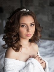 Волны, Локоны / Локоны на один бок, Распущенные, С аксессуарами / Цветами / Фатой от Свадебный стилист и визажист Ольга Фирсова 1