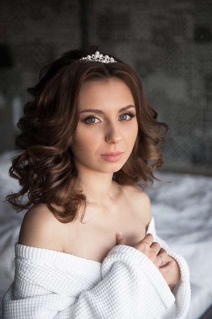 Волны, Локоны / Локоны на один бок, Распущенные, С аксессуарами / Цветами / Фатой от Свадебный стилист и визажист Ольга Фирсова 1