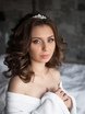 Волны, Локоны / Локоны на один бок, Распущенные, С аксессуарами / Цветами / Фатой от Свадебный стилист и визажист Ольга Фирсова 1
