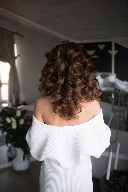 С аксессуарами / Цветами / Фатой, Распущенные, Волны, Локоны / Локоны на один бок от Свадебный стилист и визажист Ольга Фирсова 3