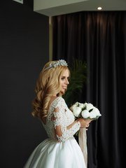 Волны, Локоны / Локоны на один бок, Распущенные, С аксессуарами / Цветами / Фатой от Свадебный стилист и визажист Ольга Фирсова 2